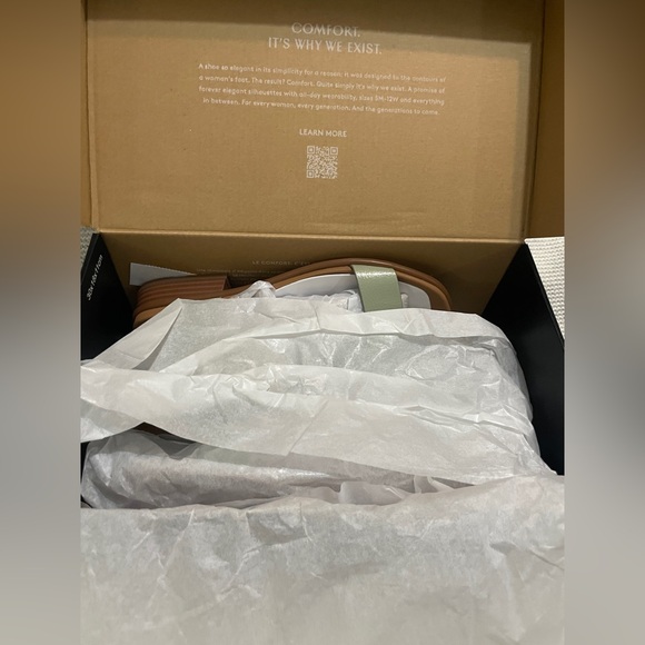 Naturalizer Women's Brandy T-Strap Buckles Low Block Heel Sandal Shoe - Picture 9 of 13